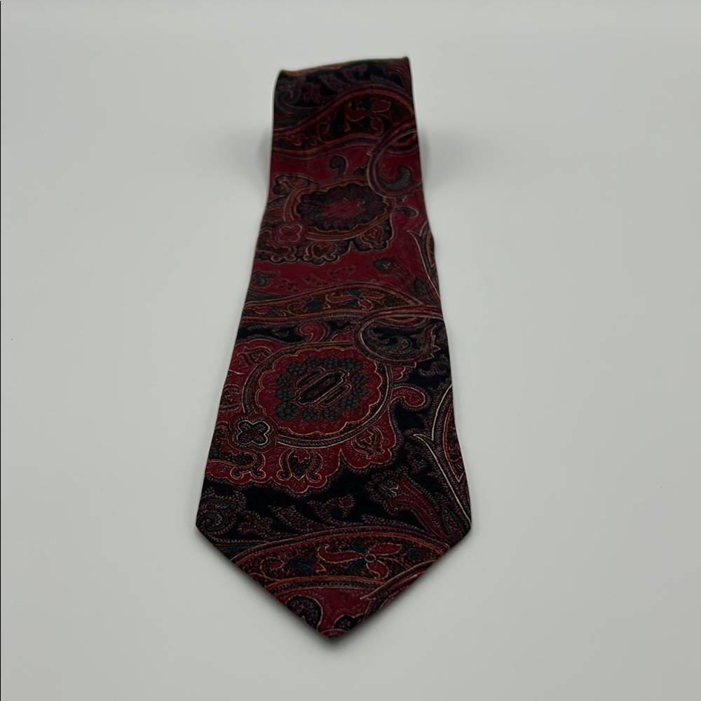 Fratelli Moda Red and Black Paisley Silk Tie for Formal Occasions - Picture 4 of 7